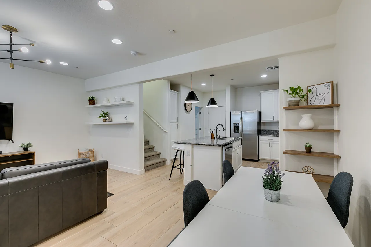 3 bed, 2.5 bath, 1435 sqft, $2,500 — Photo 3