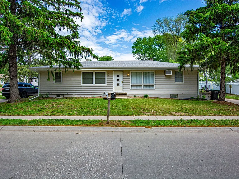 3605 S 82nd St — Photo 3