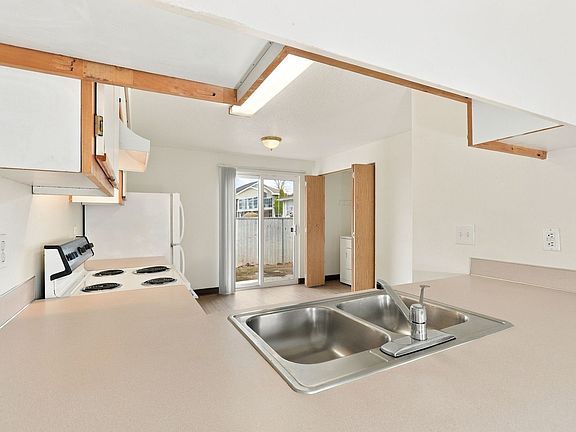 5th image of 366 Main St W APT 4