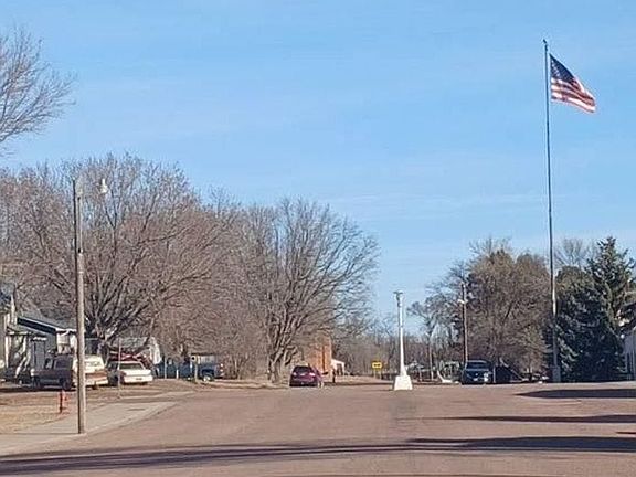 5th image of 404 Main St