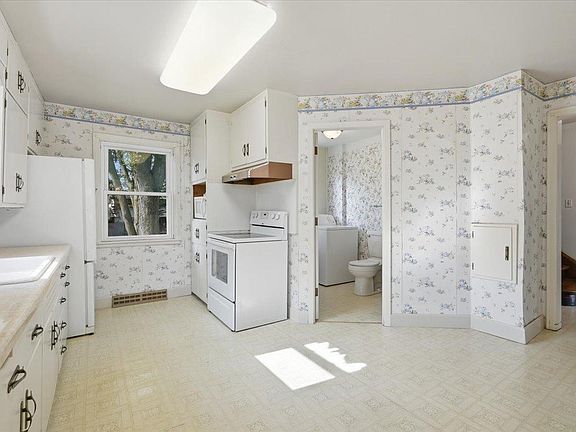 4th image of 1360 Maple St