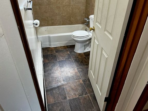 3rd image of 544 Valley Dr APT 3