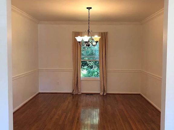 3rd image of 9 Beauvoir Ct
