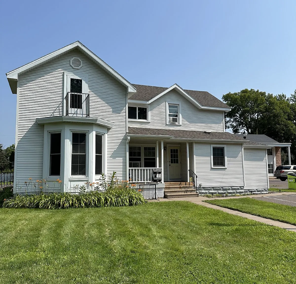3 bed, 1.0 bath, $480 — Photo 1