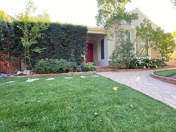 4th image of 10434 Moorpark St