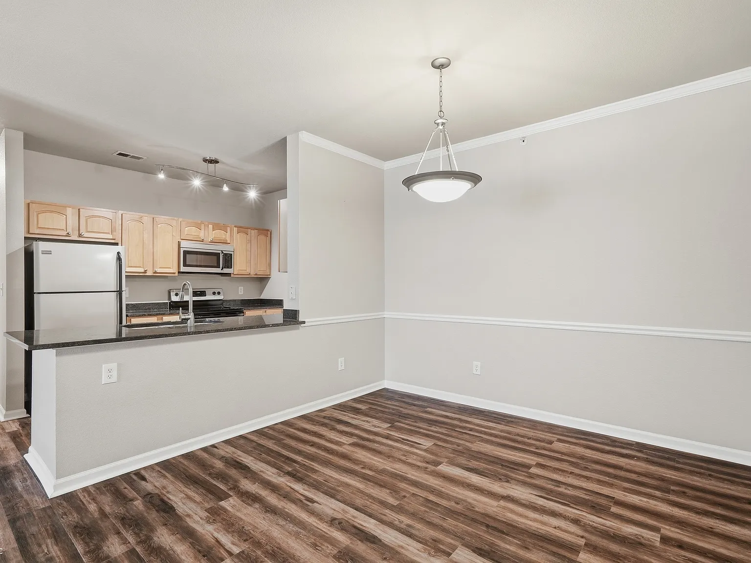 2 bed, 1.0 bath, 1211 sqft, $1,995 — Photo 3
