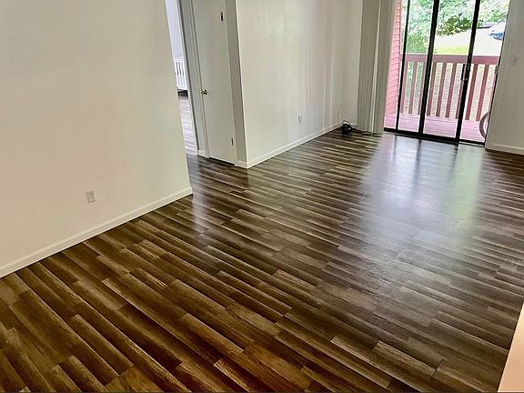 3rd image of 40 Woodsedge Dr