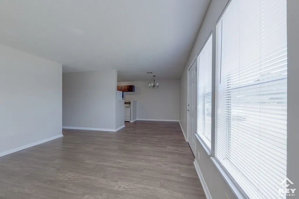 3 bed, 990 sqft, $850 — Photo 2