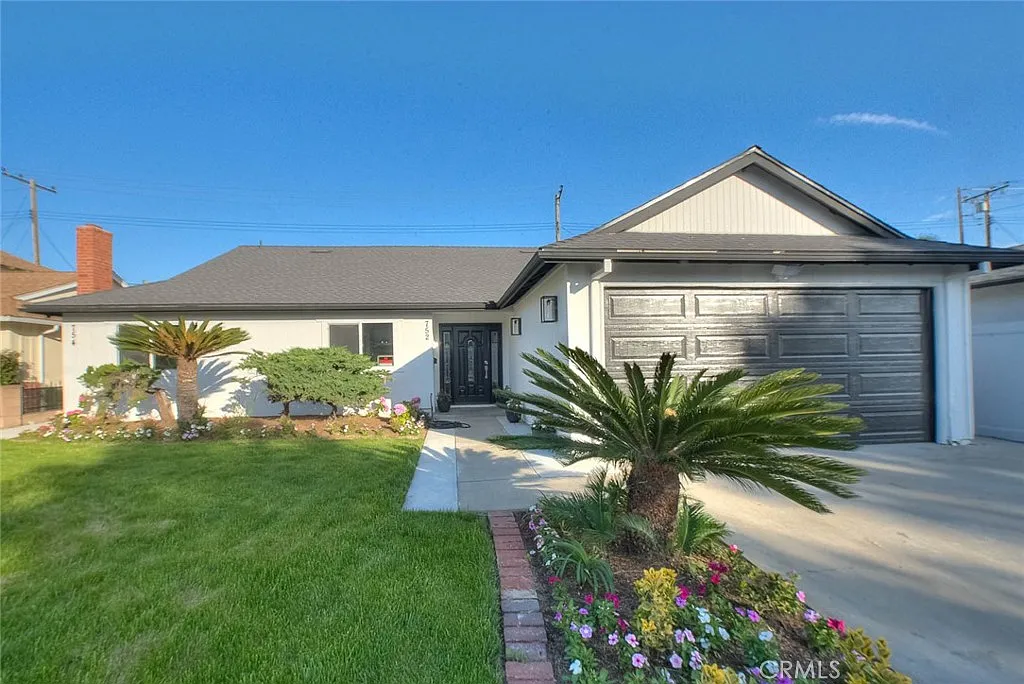 4 bed, 2.0 bath, 1504 sqft, $4,100 — Photo 1
