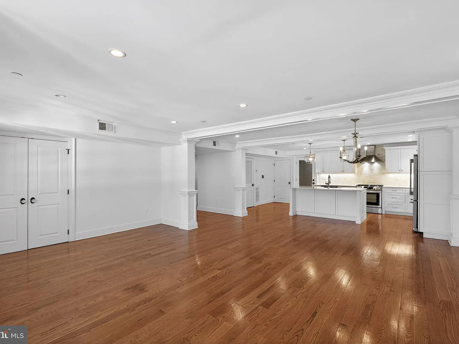 2 bed, 2.0 bath, 1270 sqft, $4,500 — Photo 2