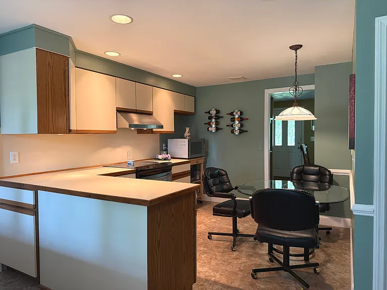 Well-equipped shared kitchen with dining nook and full-size appliances