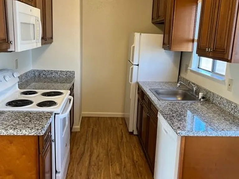420 N Maple Ave — Photo 2