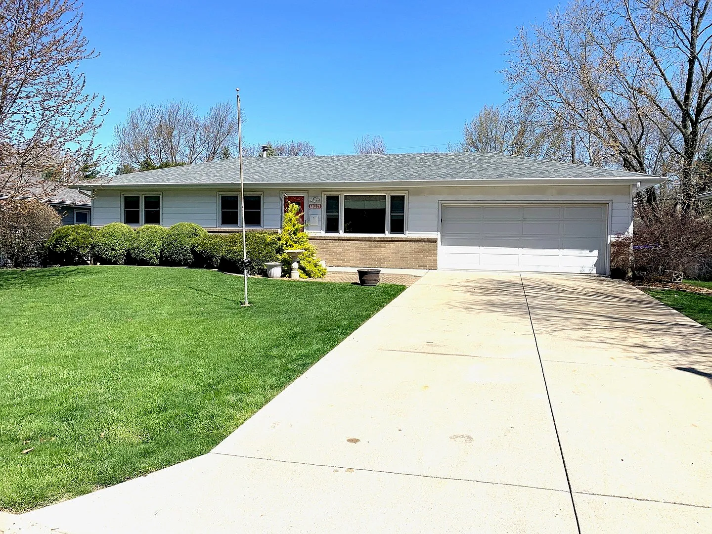 306 Rowe Dr photo 1