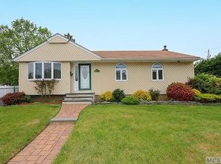 15 Saxon Rd, Farmingdale, NY 11735