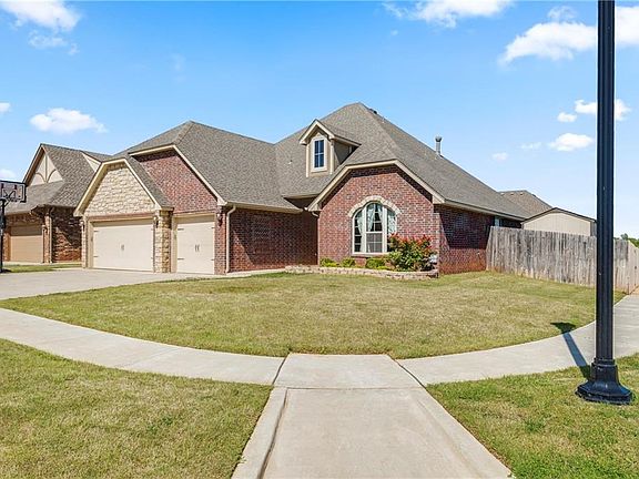 3rd image of 1112 Lindsey Ln