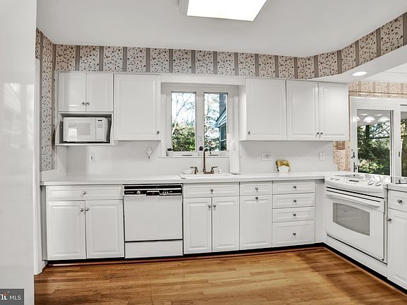 5th image of 294 Oak Ct