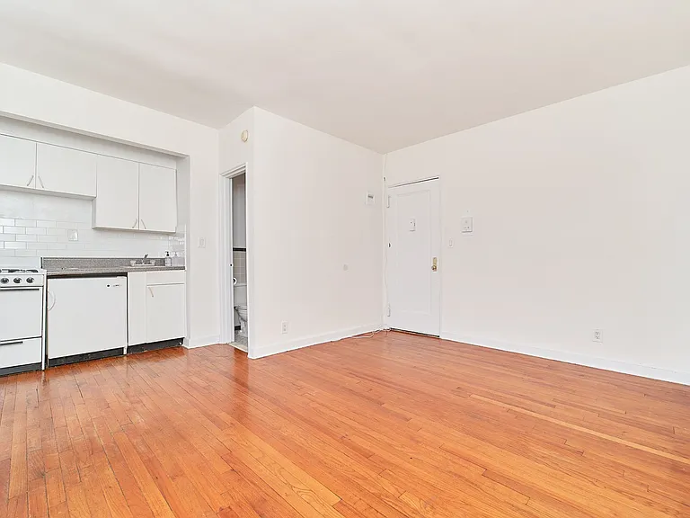 400 W 45th St #2B — Photo 5