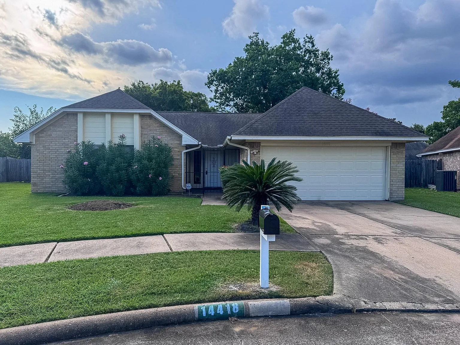 3 bed, 2.0 bath, 1886 sqft, $1,800 — Photo 2