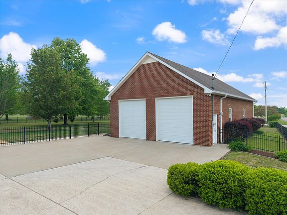 3rd image of 637 Coopertown Rd
