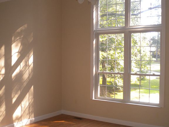 3rd image of 210 Oak Knoll Ter