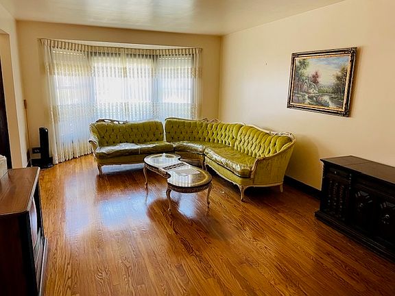 4th image of 2611 W Balmoral Ave