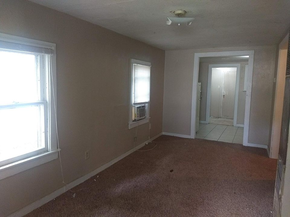 2nd image of 1231 1/2 S Main St
