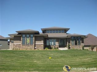 6604 Scenic Ridge Ct, Johnston, IA 50131