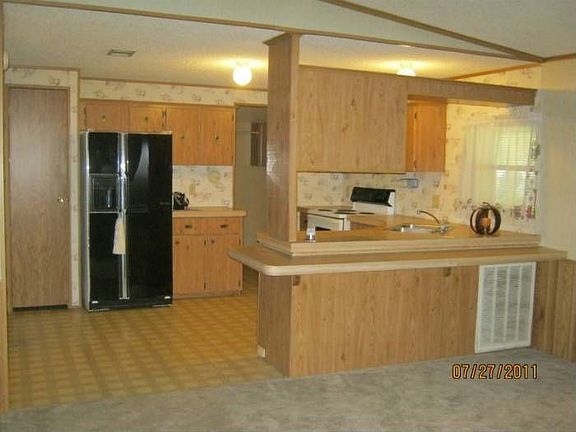 Great Room to Kitchen vie