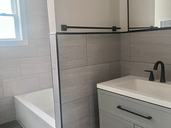 3rd image of 752 Belmont Ave N #3