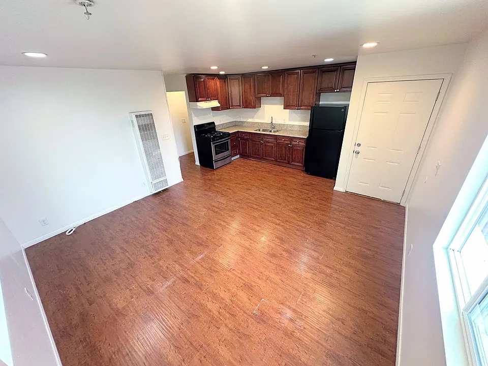 1122 W 93rd St