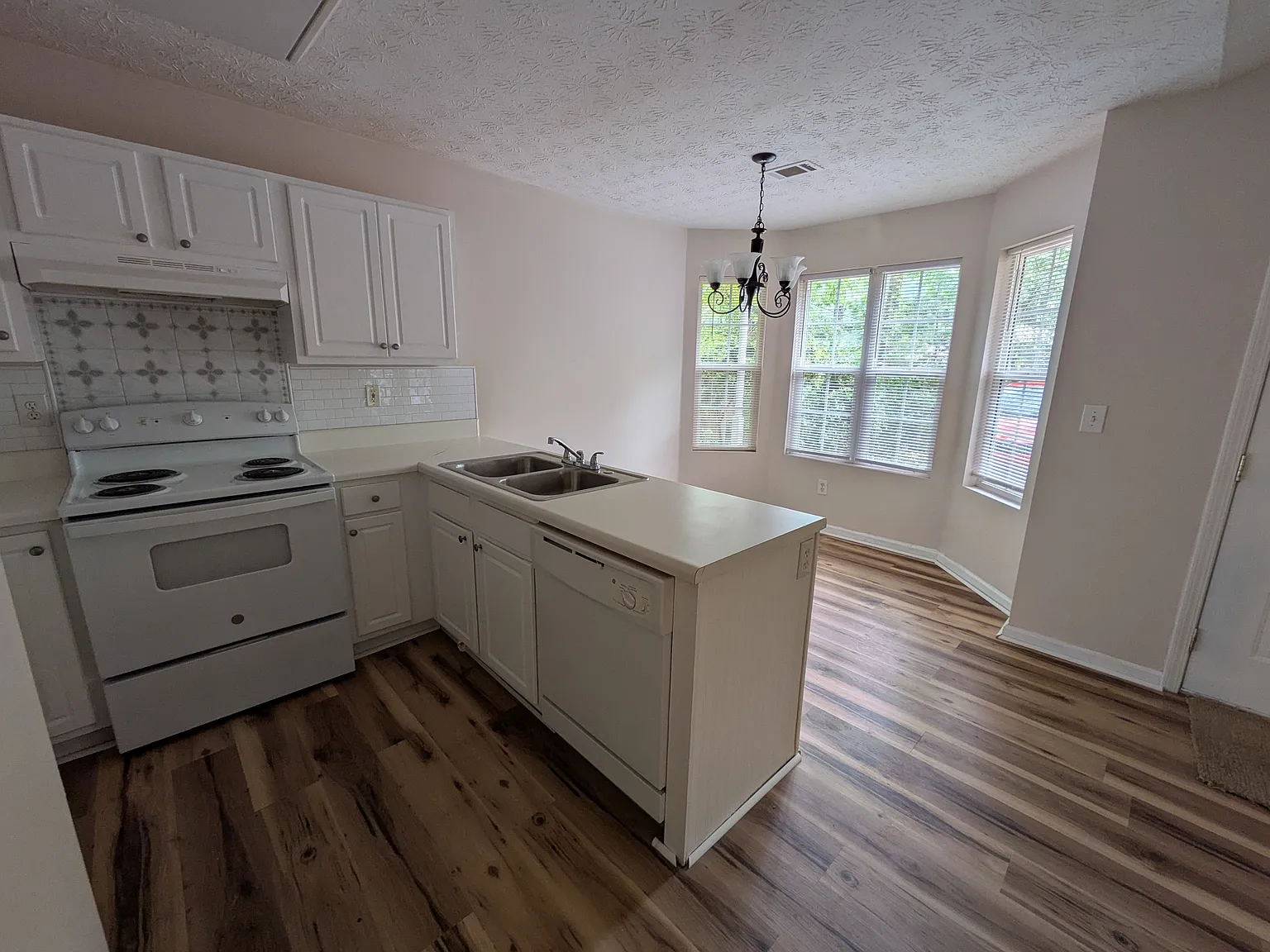 2 bed, 993 sqft, $1,625 — Photo 3