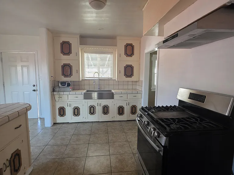 206 G St — Photo 9