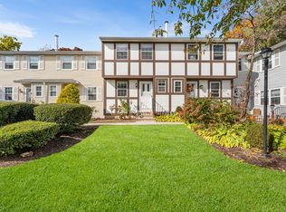 121 E Gate Ln, Hamden, CT 06514