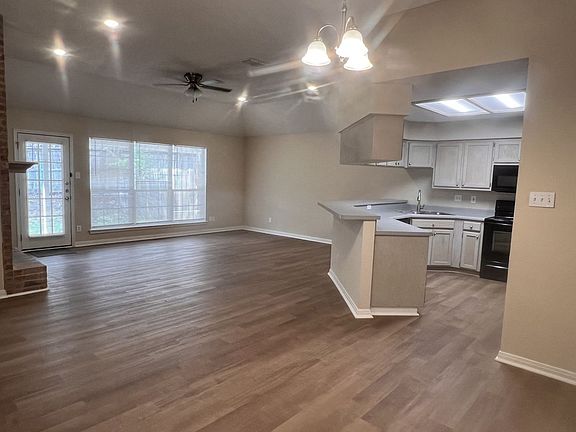 3rd image of 927 Parkdale Dr