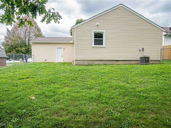3rd image of 916 N Parkview Cir