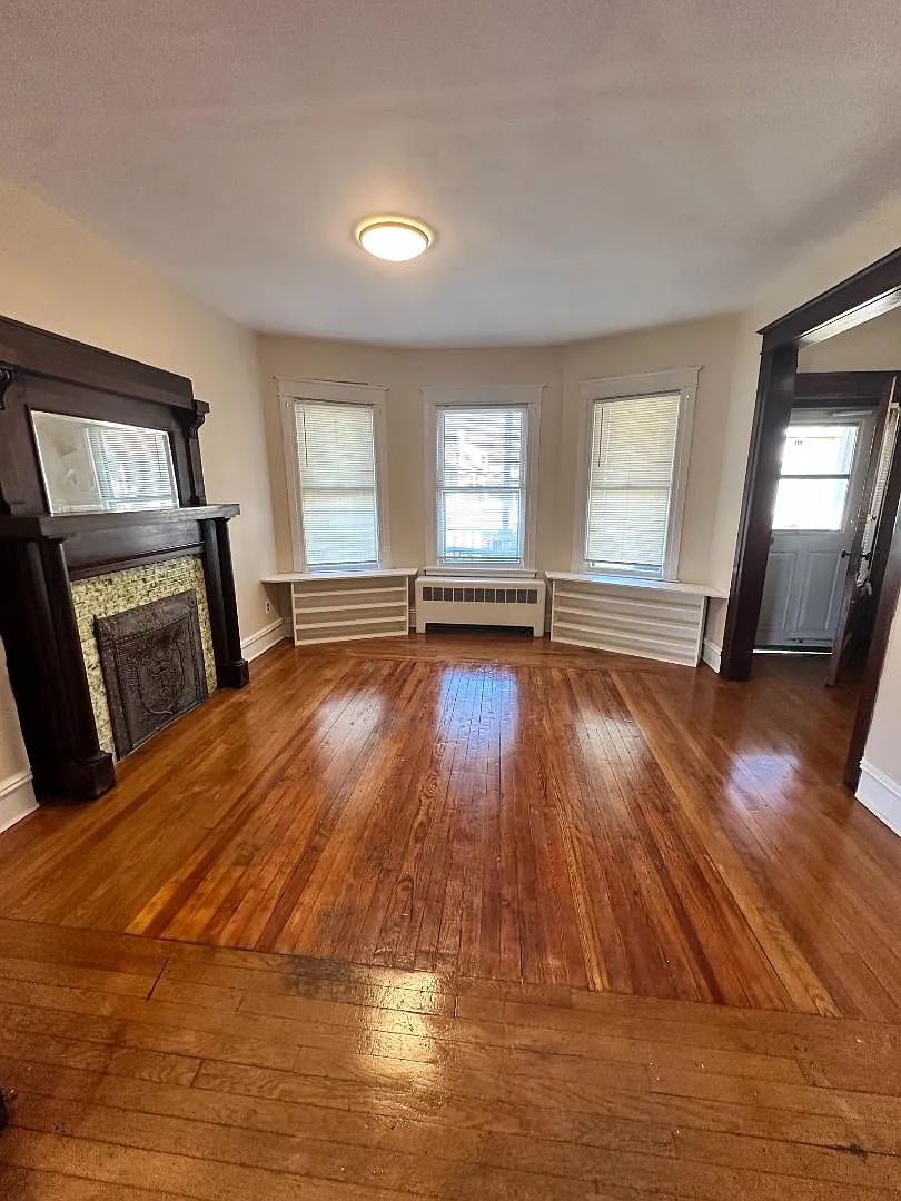Unit Photo - 612 7th St #1