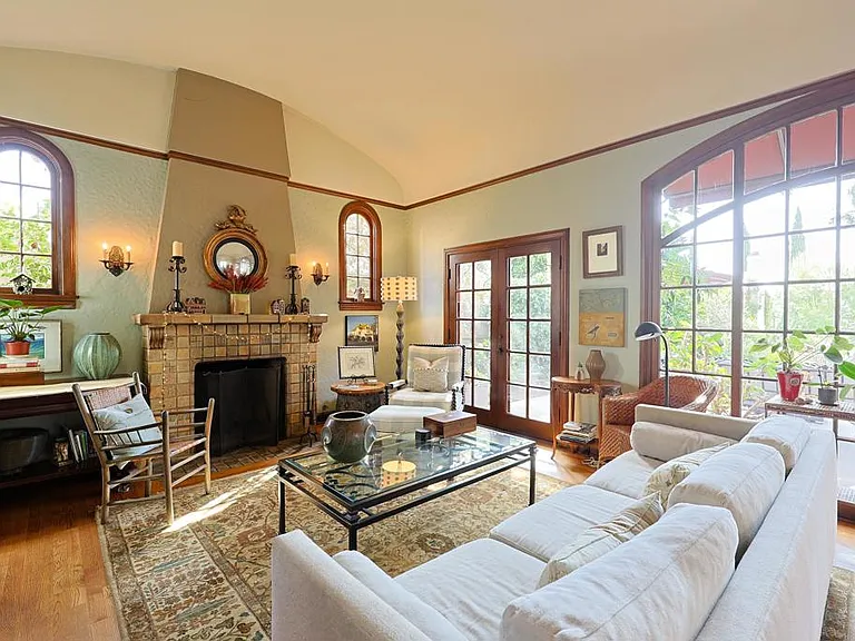 1027 Adella Ave — Photo 2