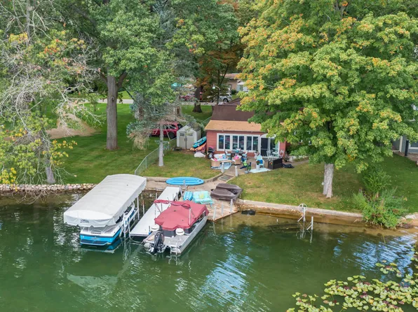10015 Woodlawn Dr, Portage, MI 49002