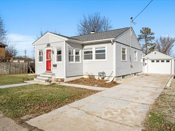 909 E Railroad St, Sandwich, IL 60548