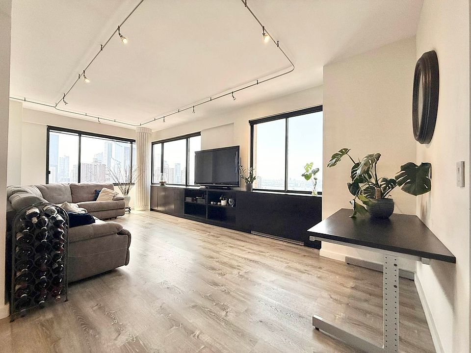 1st image of 350 W 50th St APT 31E