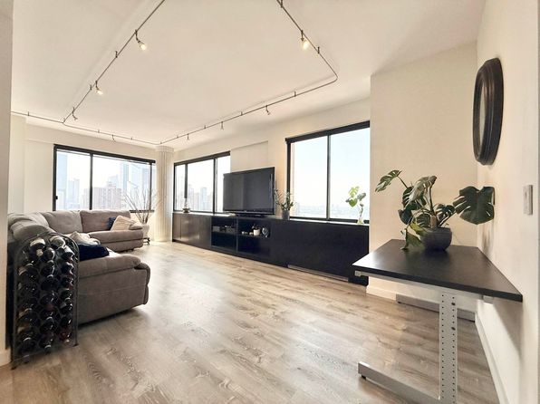 350 W 50th St APT 31E