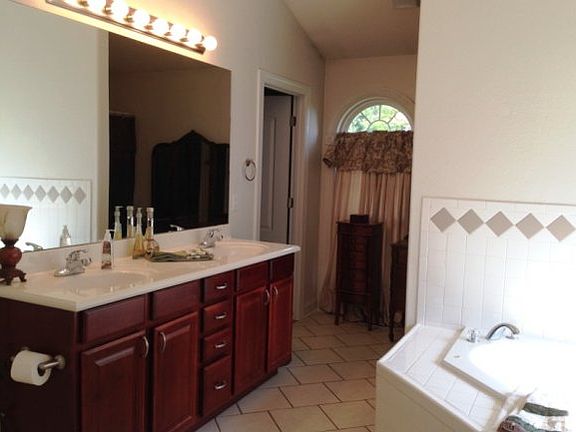 5th image of 25 Sugar Plum Ln