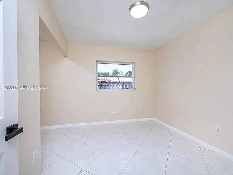9402 SW 185th Ter — Photo 4