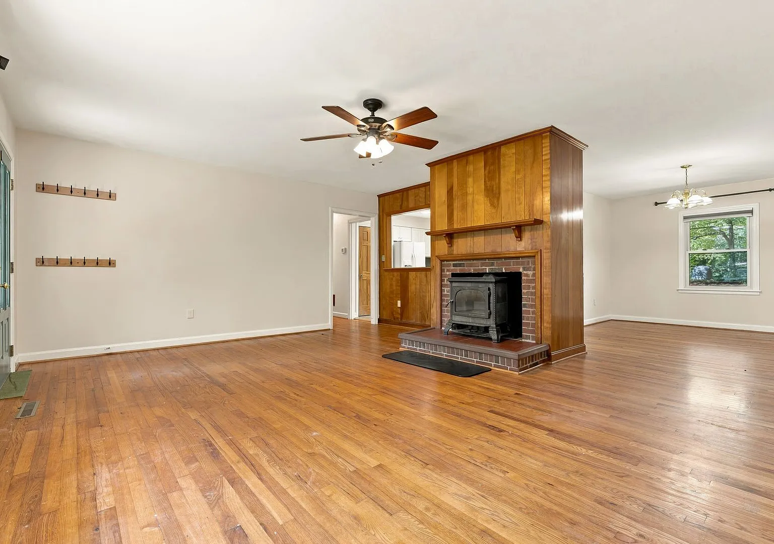 3 Bed+Bonus/1.5 Bath Home + 2 Fenced Acres - Available Now! — Photo 3