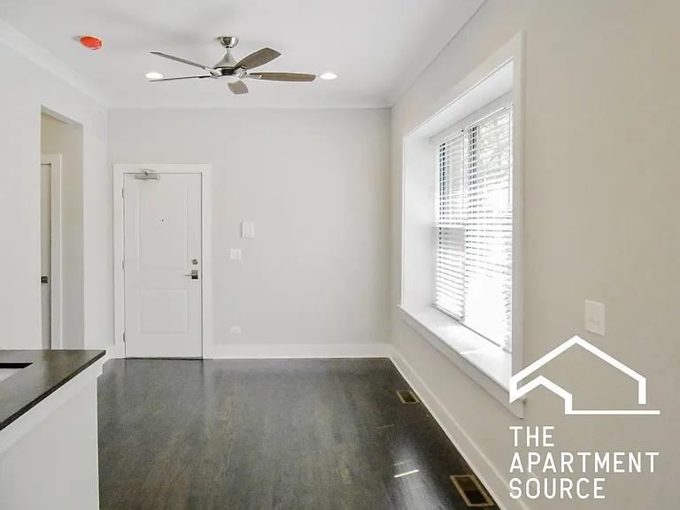 1954 W Nelson St #1W — Photo 2