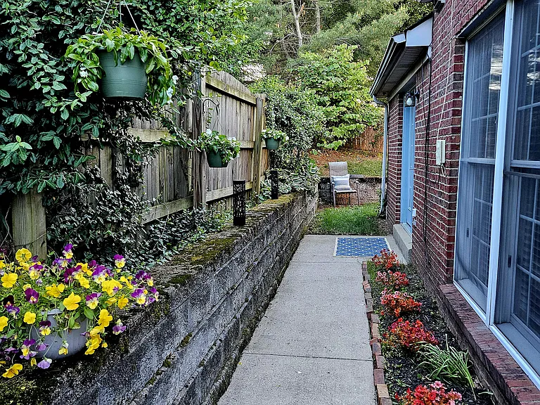 2216 Burns Ct — Photo 28
