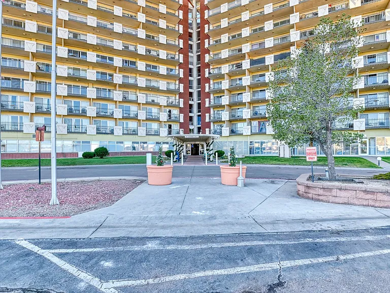 411 Lakewood Cir #B-1016 — Photo 1
