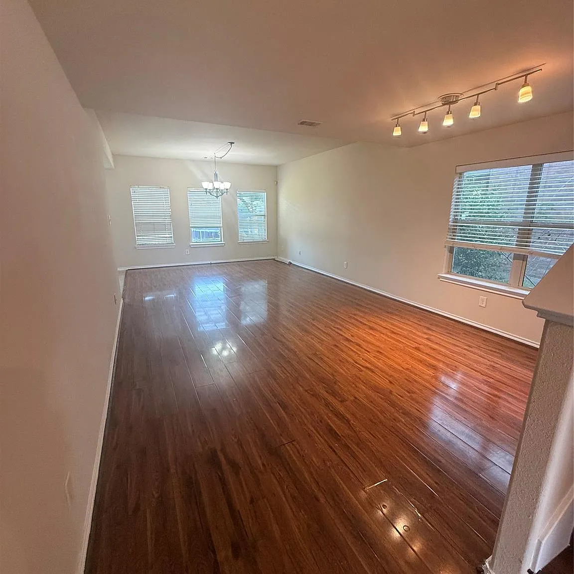 4 bed, 2.5 bath, 2105 sqft, $2,595 — Photo 3