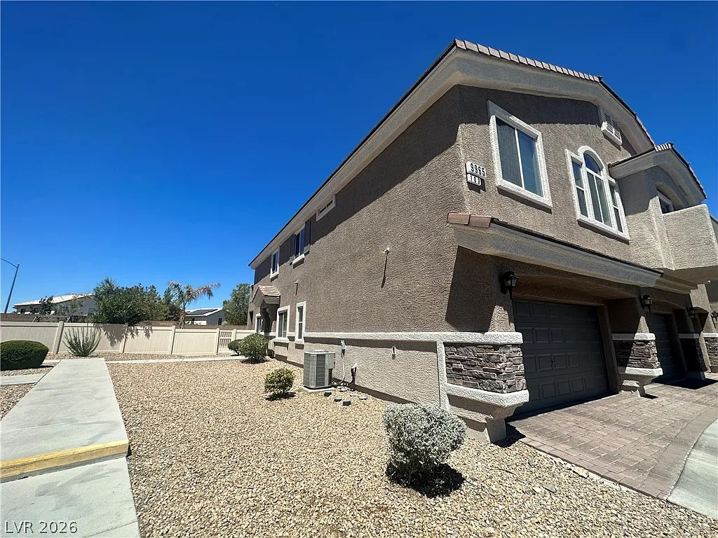 3 bed, 2.5 bath, 1670 sqft, $2,090 — Photo 1