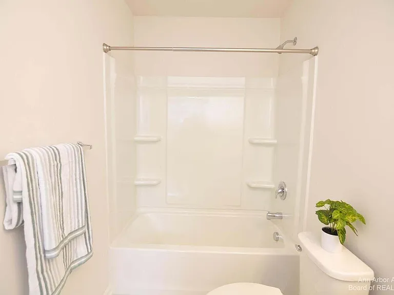 1104 Salt Springs Dr — Photo 32